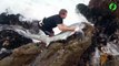 Il prend tout les risques pour sauver un requin échoué dans les rochers