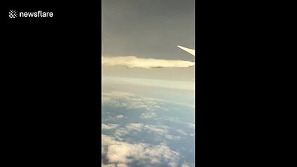 Download Video: Un passager filme son avion qui se déleste de son carburant au-dessus de l'océan pour atterrir d'urgence à Los Angeles !