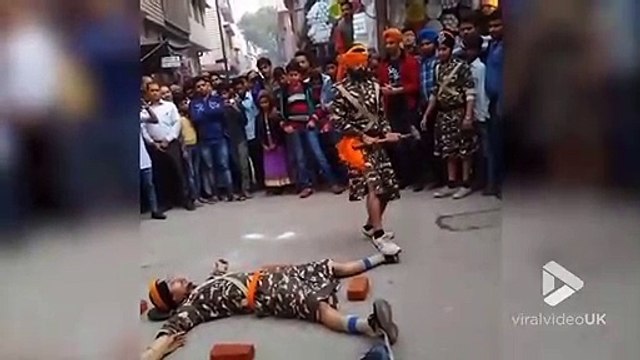 Les yeux bandés il cogne à la masse autour de gens couchés au sol ! Risqué