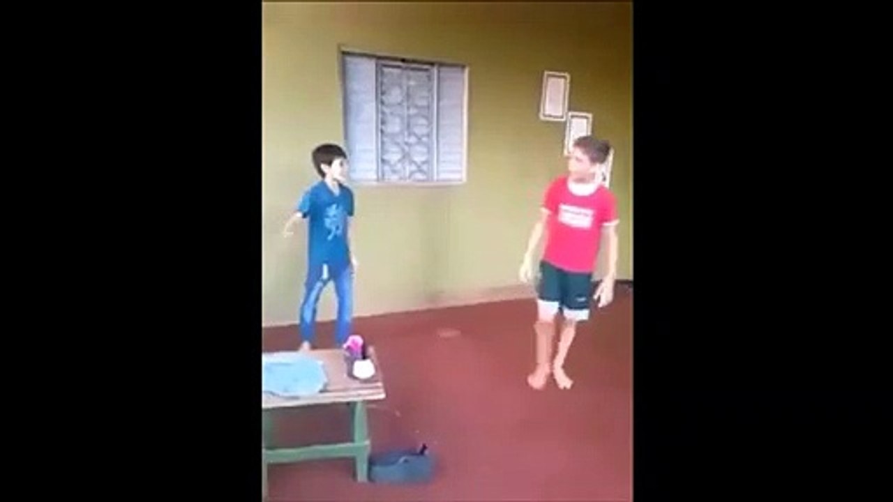 Petite dispute entre 2 frères... et ça fini en KO