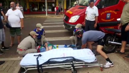 Idoso fratura clavícula ao colidir moto contra carro