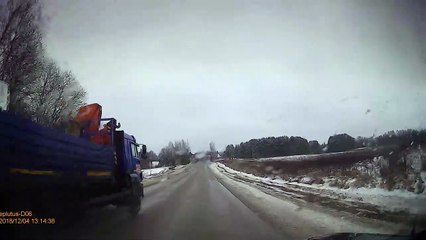Le conducteur de ce camion a perdu toute sa cargaison !