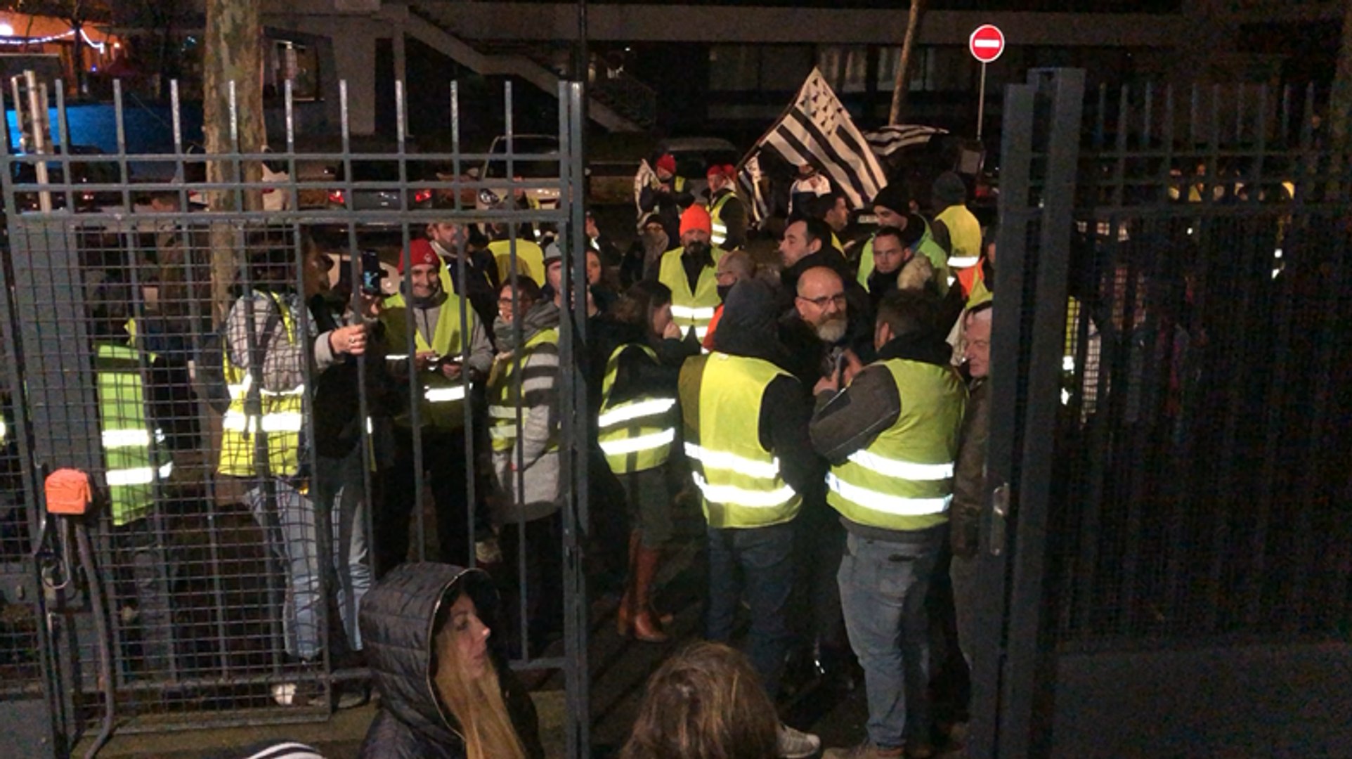 Les Gilets jaunes s'invitent au commissariat de Lorient - Vidéo Dailymotion