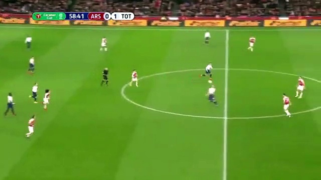 Parece fácil: Dele Alli supera Cech com chapéu sensacional