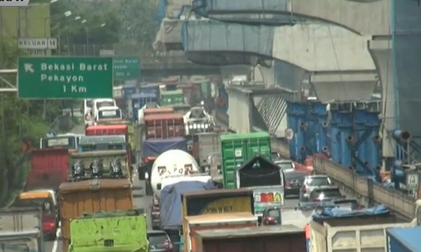Urai Kemacetan Libur Natal, Pembangunan Tol Layang Japek Dihentikan