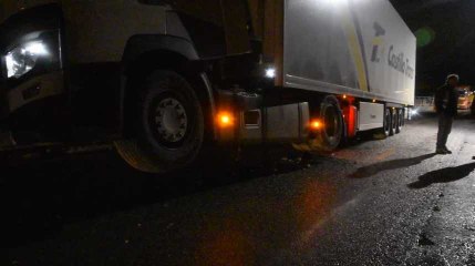 Couvin: un camion sur la berme centrale à Frasnes (20/12/18)