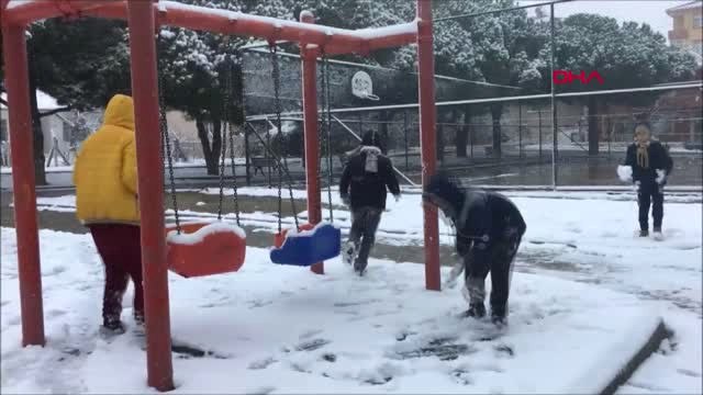 Silivri'de Çocuklar Kartopu Oynadı Kardan Adam Yaptı