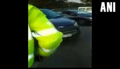 டிராபிக் போலீஸ் மீது காரை ஏற்றி அலேக்காக தூக்கிச்சென்ற இளைஞர்-வீடியோ