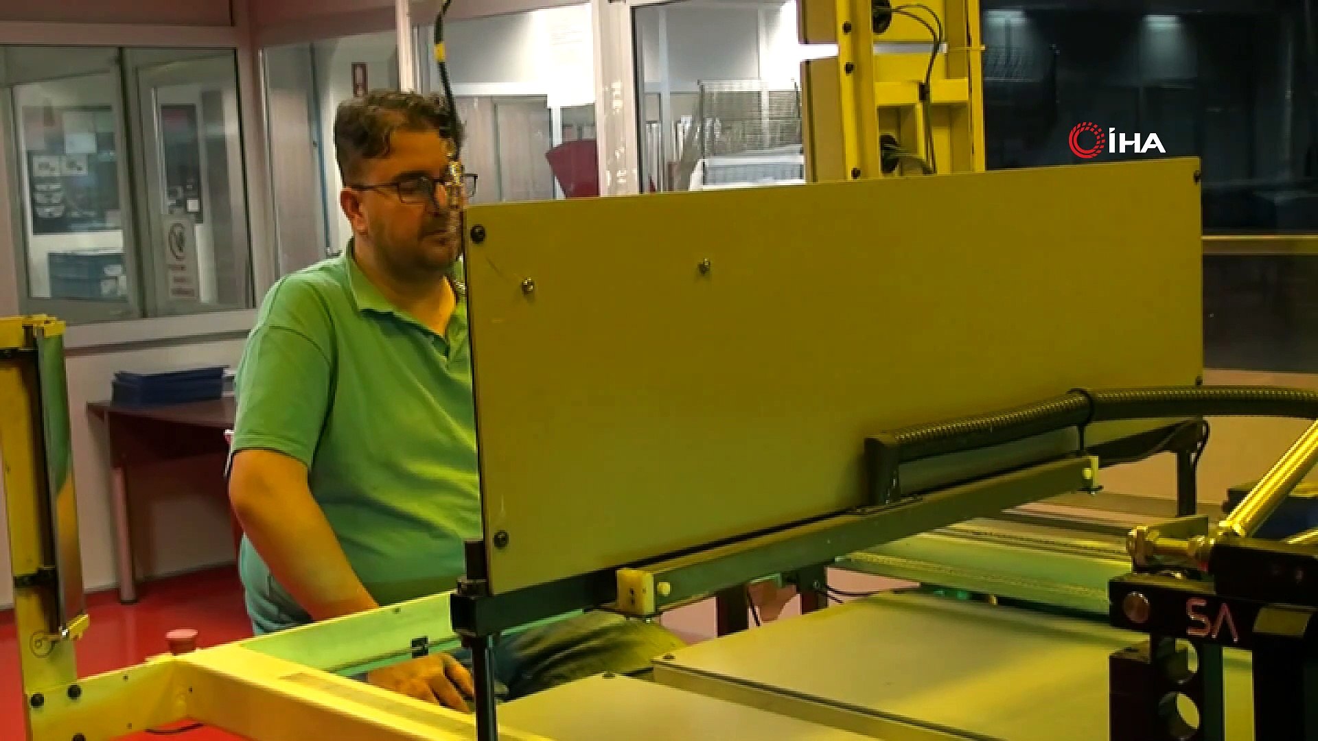 Okuyan fabrika...İşçiler kitap okumak için 4 gözle molayı bekliyor -  Dailymotion Video