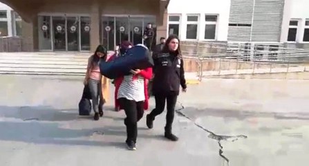 Aynı Köyde Yaşayan İki Erkeği Evlilik Vaadiyle Dolandırdı