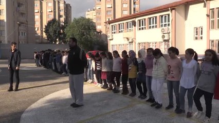 Savaşın Çocukları Yaşıtlarından Halay Öğreniyor