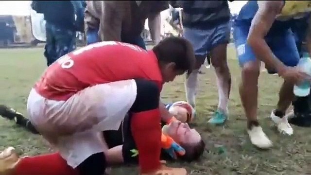 Футболист отправил судью в нокаут за красную карточку Футбол Спорт Lentaru