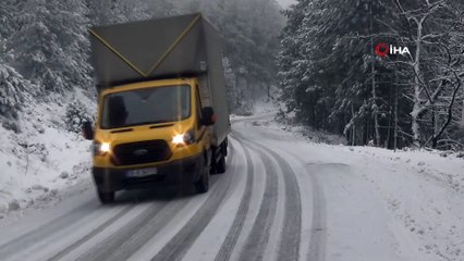 Kazdağları'nda buzlanma trafiği olumsuz etkiliyor