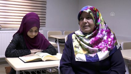 Aynı sırayı paylaşan anne kızın hafızlık sevinci - SİVAS