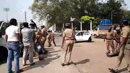 ஸ்டெர்லைட்டுக்கு எதிராக  சென்னையில் போராடிய கல்லூரி மாணவர்கள் உடனே கைது-வீடியோ