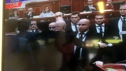 Endri Hasa qëllon me vezë