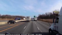 Cet automobiliste va le regretter d'avoir forcé de doubler ce camion.