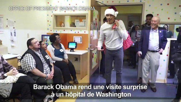 Barack Obama joue au Père Noël dans un hôpital pour enfants