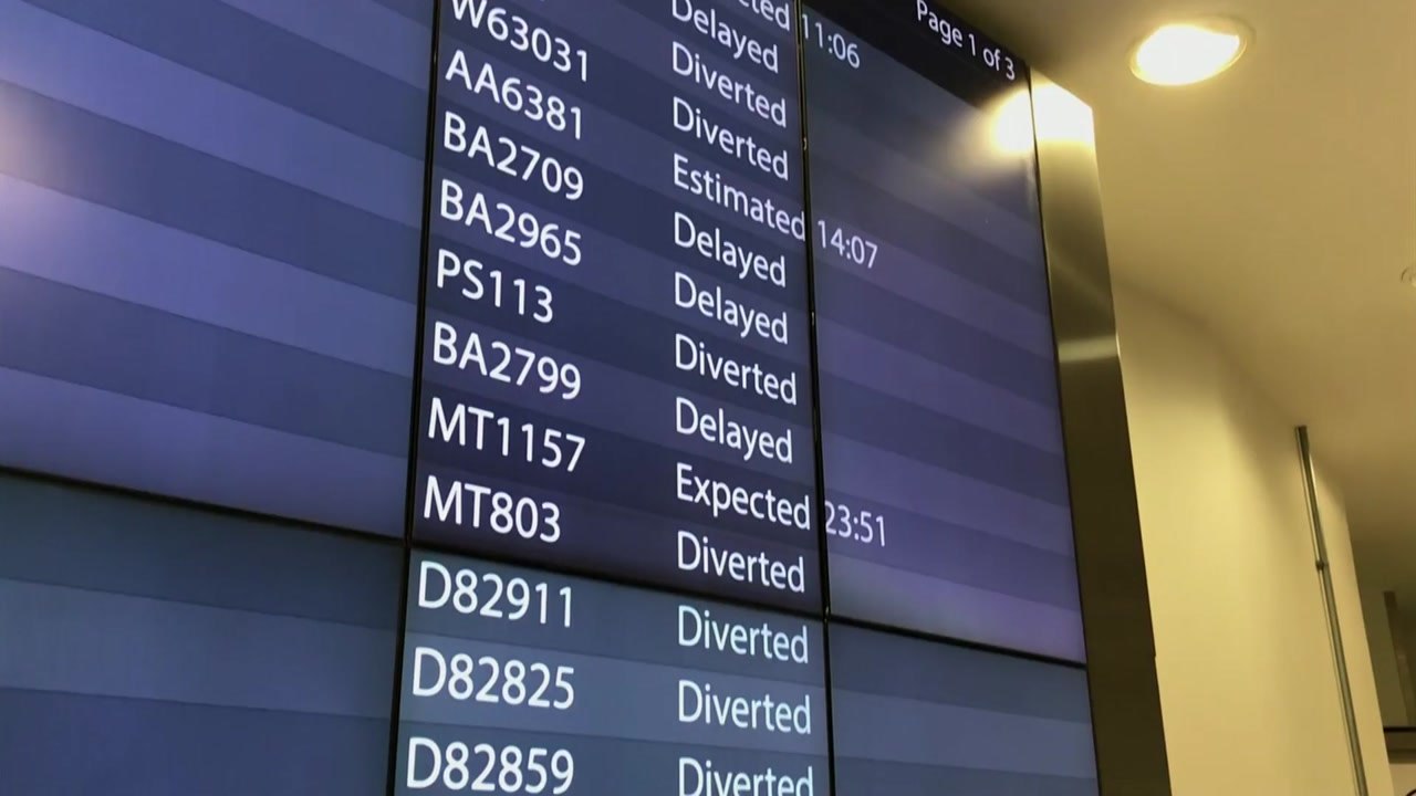 英 런던 개트윅 공항, 드론 때문에 항공기 운항 일시 중단 / YTN