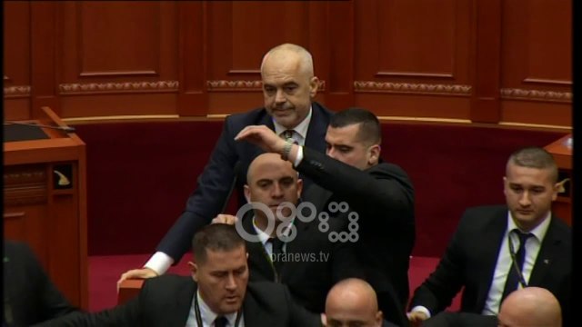 Ora News - Tension në Kuvend, deputeti i PD-së i versulet Ramës, tenton ta godasë me vezë