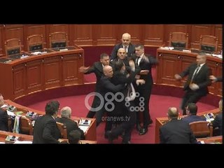 Live - Tension në Kuvend, deputeti i PD-së i versulet Ramës