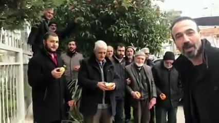 Fatih Portakal'ı portakal yiyerek protesto ettiler