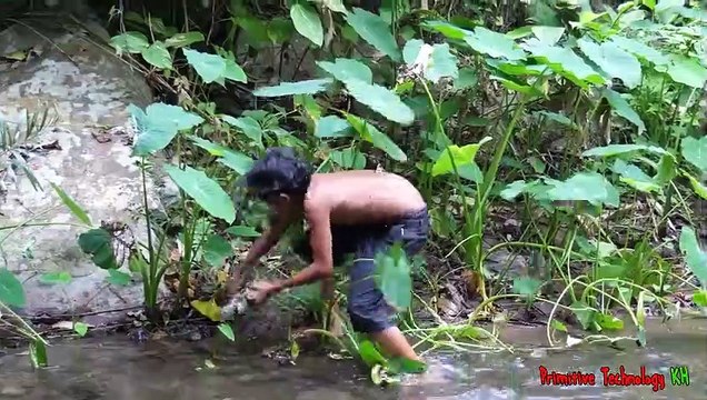 Wilderness food, the brothers roast chicken on the slate, the taste is really fragrant, but they are dried up by the younger brother.
