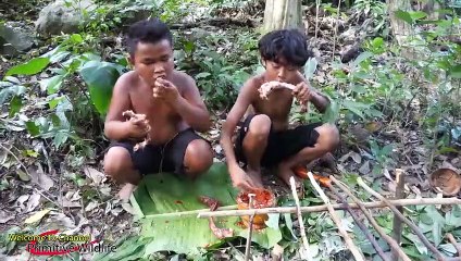 Wilderness food, three ribs brothers are directly grilled and eaten, and the bowl of chili sauce is sticky and delicious.