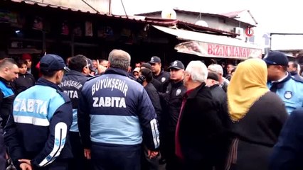 下载视频: Zabıta ve Esnaf Arasında Tezgah Gerginliği: Zabıta Amiri ve Esnaf Karakola Götürüldü