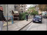 Report TV - Sarandë/ Shoferi lëviz gabimisht marrshin, makina e pastrimit përfundon mbi tarracë