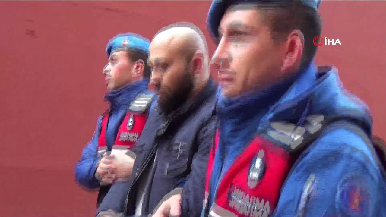 4 elektrik direğini oksijen kaynağı ile keserek çalmaya çalıştılar