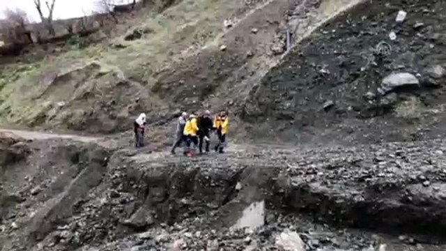 Hastayı 2 kilometre yürüyerek ambulansa taşıdılar- ADIYAMAN