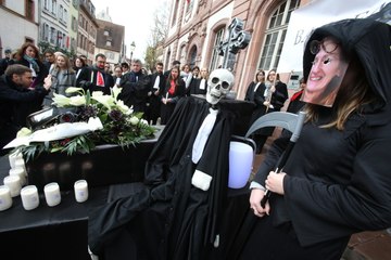 Colmar : 70 robes noires pour un enterrement