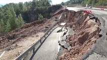 Antalya Heyelan Olan Yolun Giriş Çıkışı Toprak ve Dubalarla Kapatıldı