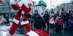 مشاجرة عنيفة بين رجلين بزي بابا نويل تتسبب في بكاء الأطفال