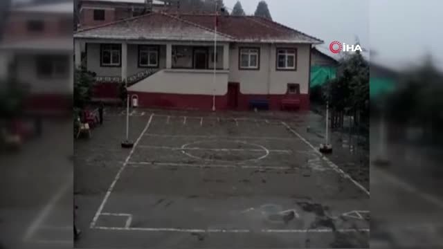 Okulun İkinci Katındaki Pencereden Kendisini Çeken Öğretmeninin Telefonunu Kar Topu ile Vurdu