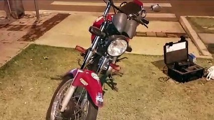 Motocicleta é apreendida após condutor avançar sinal de semáforos