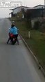 Comment cette moto avance-t-elle avec cette passagère...?