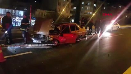 Adıyaman Besni'de Kaldırıma Çarpan Otomobil Alev Aldı: 2 Yaralı