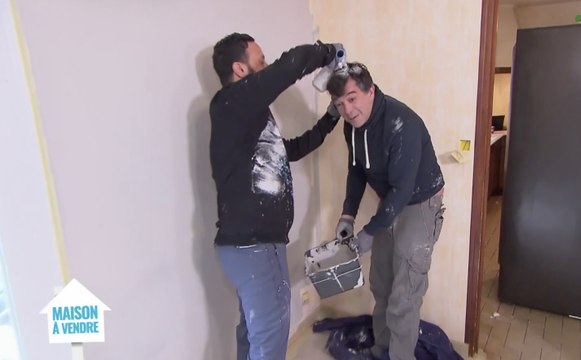 Quand Cyril Hanouna repeint Stéphane Plaza (Maison à vendre) - ZAPPING PEOPLE BEST OF DU 01/01/2019