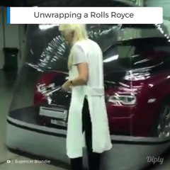 Elle nous montre comment sont livrées les Rolls Royce neuves...