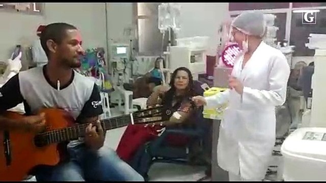 Pacientes e funcionários dançam hit 'Pisadinha'