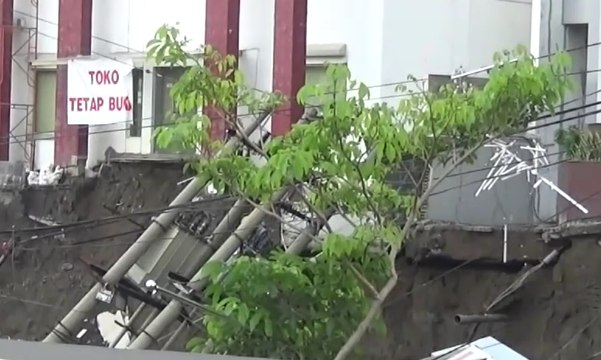 Jalan Gubeng Ambles, Tim Ahli: Belum Aman Lakukan Aktivitas