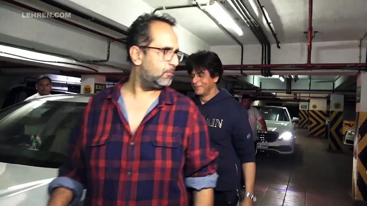 Shah Rukh Khan Mobbed by Fans At Zero Screening