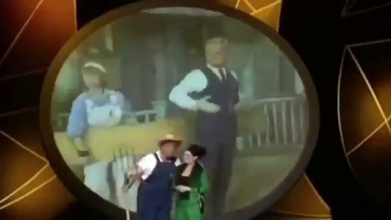 Donald Trump a publié cette nuit une vidéo où il est déguisé en fermier, chantant le générique de la série "Les arpents verts"