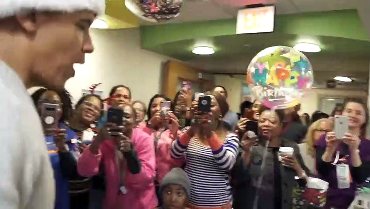 Obama en Père Noël distribue des cadeaux aux enfants malades