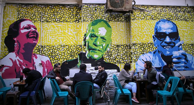 فيديو: أم كلثوم تظهر بكامل هيئتها على مسرح سعودي