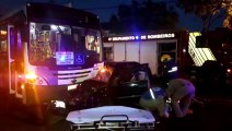 Homem fica encarcerado após colisão contra ônibus na Avenida Brasil