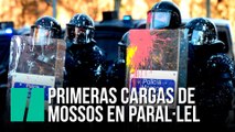 Primeras cargas de los Mossos en la zona del Paral·lel