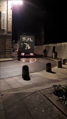 Manoeuvres délicates dans les rues de Bar-le-Duc pour un poids lourd